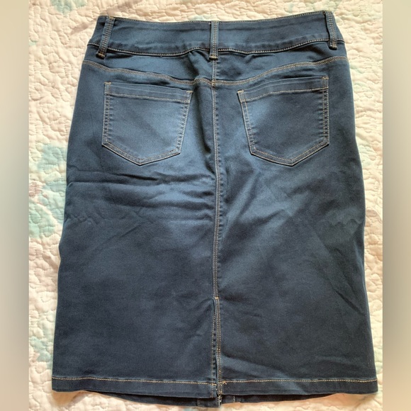 🥰Tribal denim skirt, 8, EUC, buttons up the front, pockets in the front and back - Picture 4 of 16